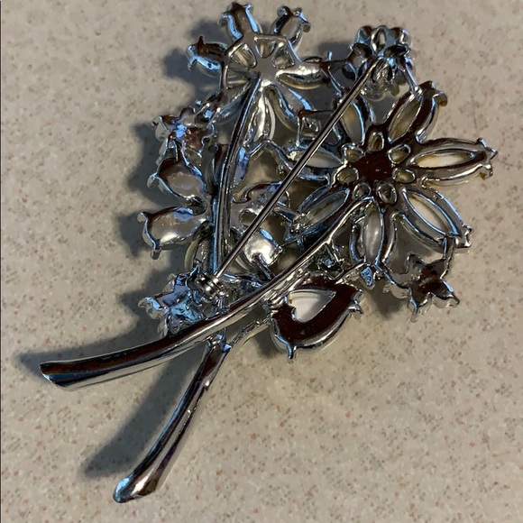 White milk-glass and rhinestone silver tone broach - Picture 2 of 3